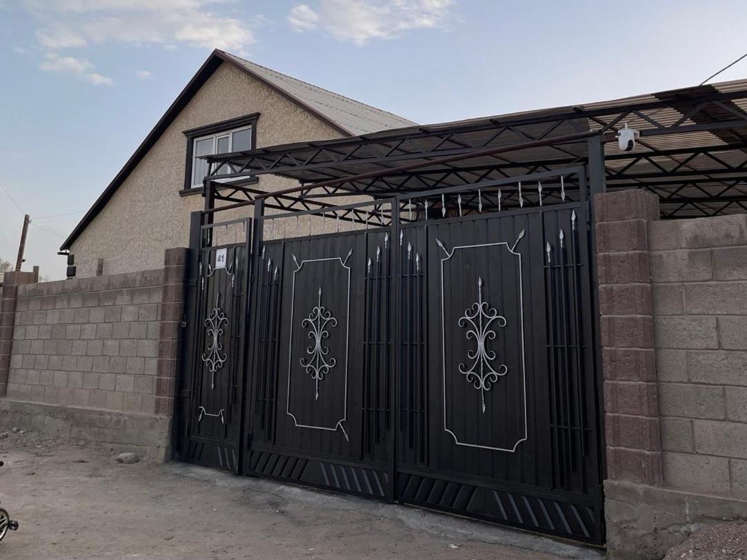 Center Guesthouse Kochkor Екстериор снимка